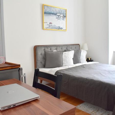 Lovely Apartment In Center Praag Buitenkant foto