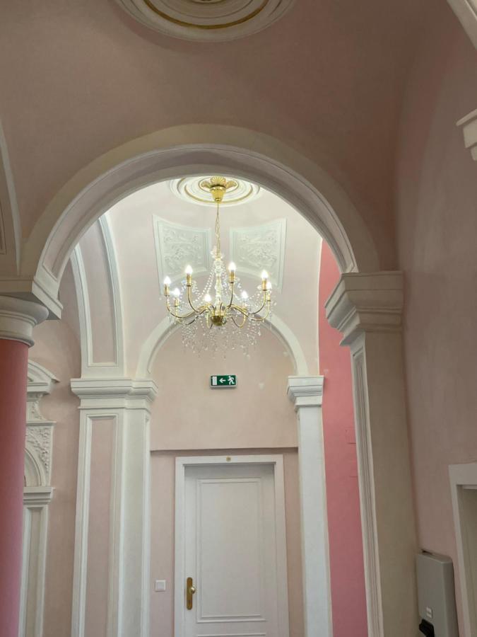 Lovely Apartment In Center Praag Buitenkant foto