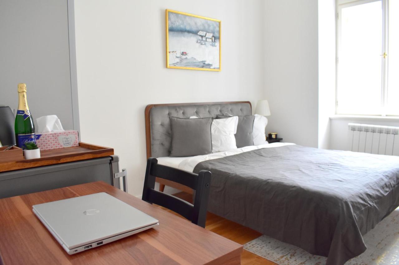 Lovely Apartment In Center Praag Buitenkant foto
