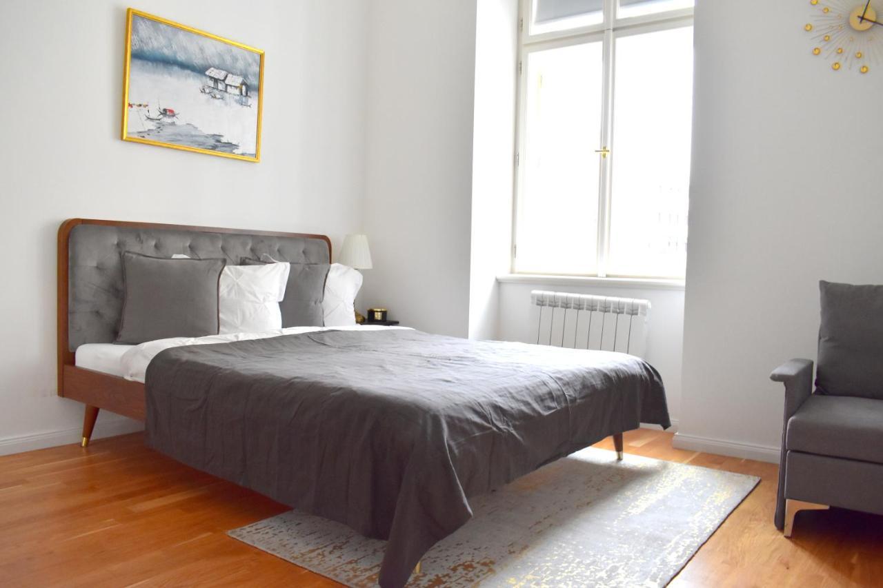 Lovely Apartment In Center Praag Buitenkant foto