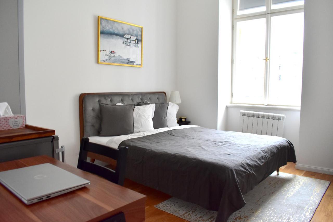 Lovely Apartment In Center Praag Buitenkant foto