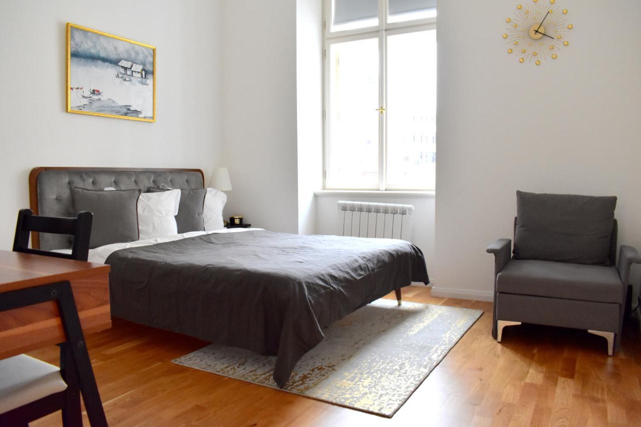Lovely Apartment In Center Praag Buitenkant foto