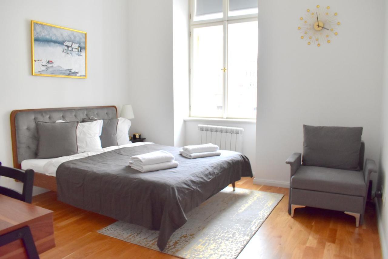 Lovely Apartment In Center Praag Buitenkant foto