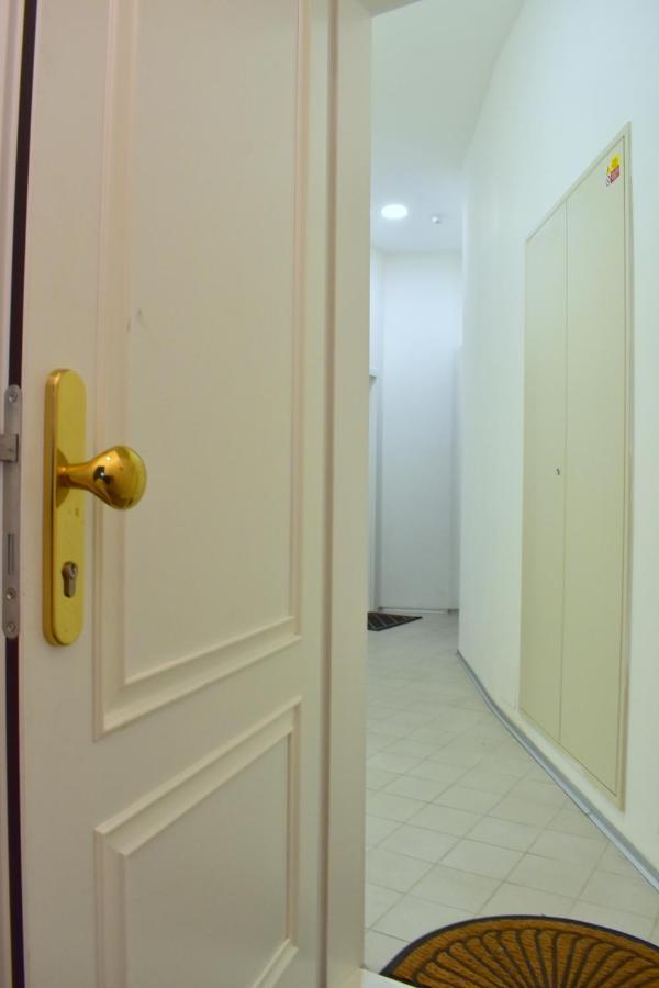Lovely Apartment In Center Praag Buitenkant foto